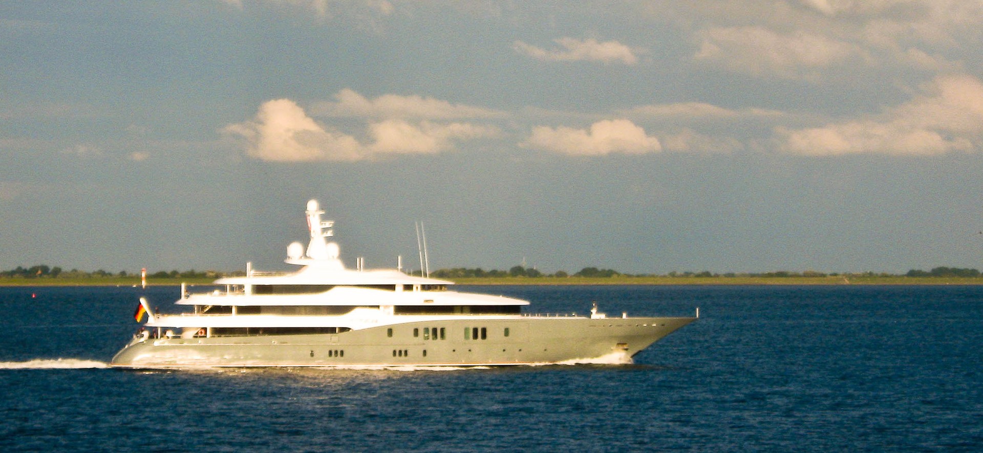 Titan eine Luxusyacht auf Testfahrt in der Nordsee