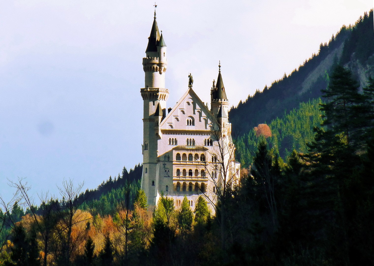 Нойшванштайн находится. Замок Нойшванштайн Schloss Neuschwanstein. 1. Нойшванштайн, Бавария, Германия. Замок Нойшванштайн фасад. Замок Нойшванштайн, Хоэншвангау, Бавария, Германия.