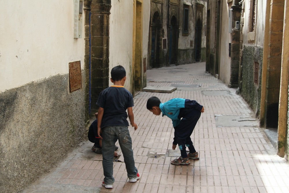 Enfants jouant aux billes