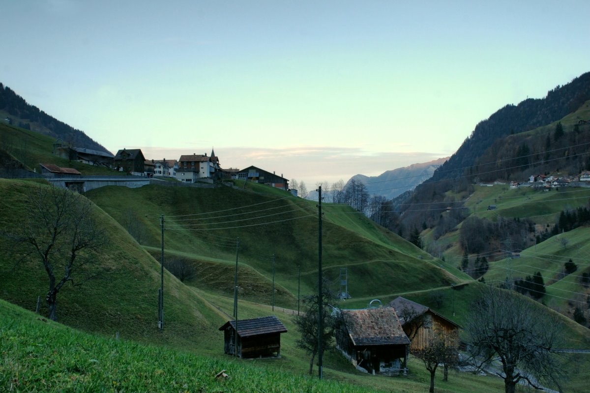 Hügeliges Land am Abend