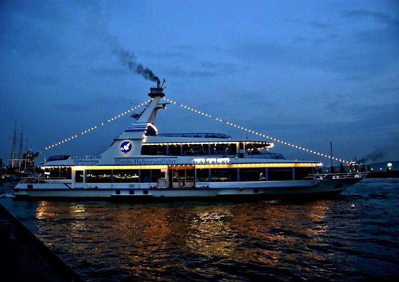 Hafenrundfahrtschiff bei Nacht