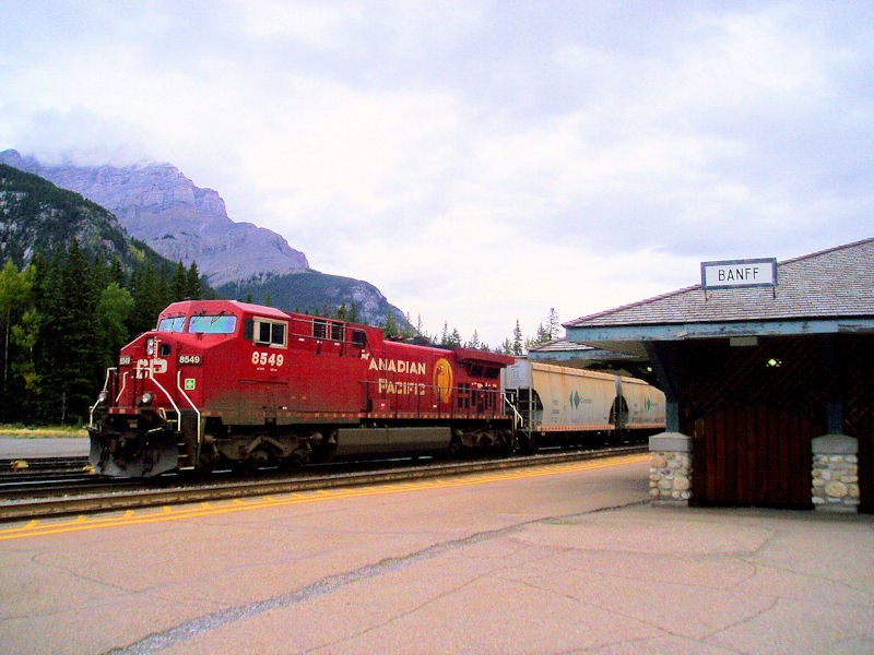 Eine Diesellokomotive des Typs "Dash 9", Banff-Nationalpark, Bahnhof Banff, Alberta, Kanada