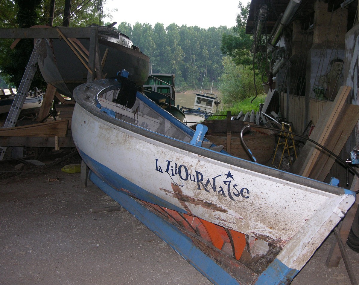 VIEILLE BARQUE EN REPARATION.