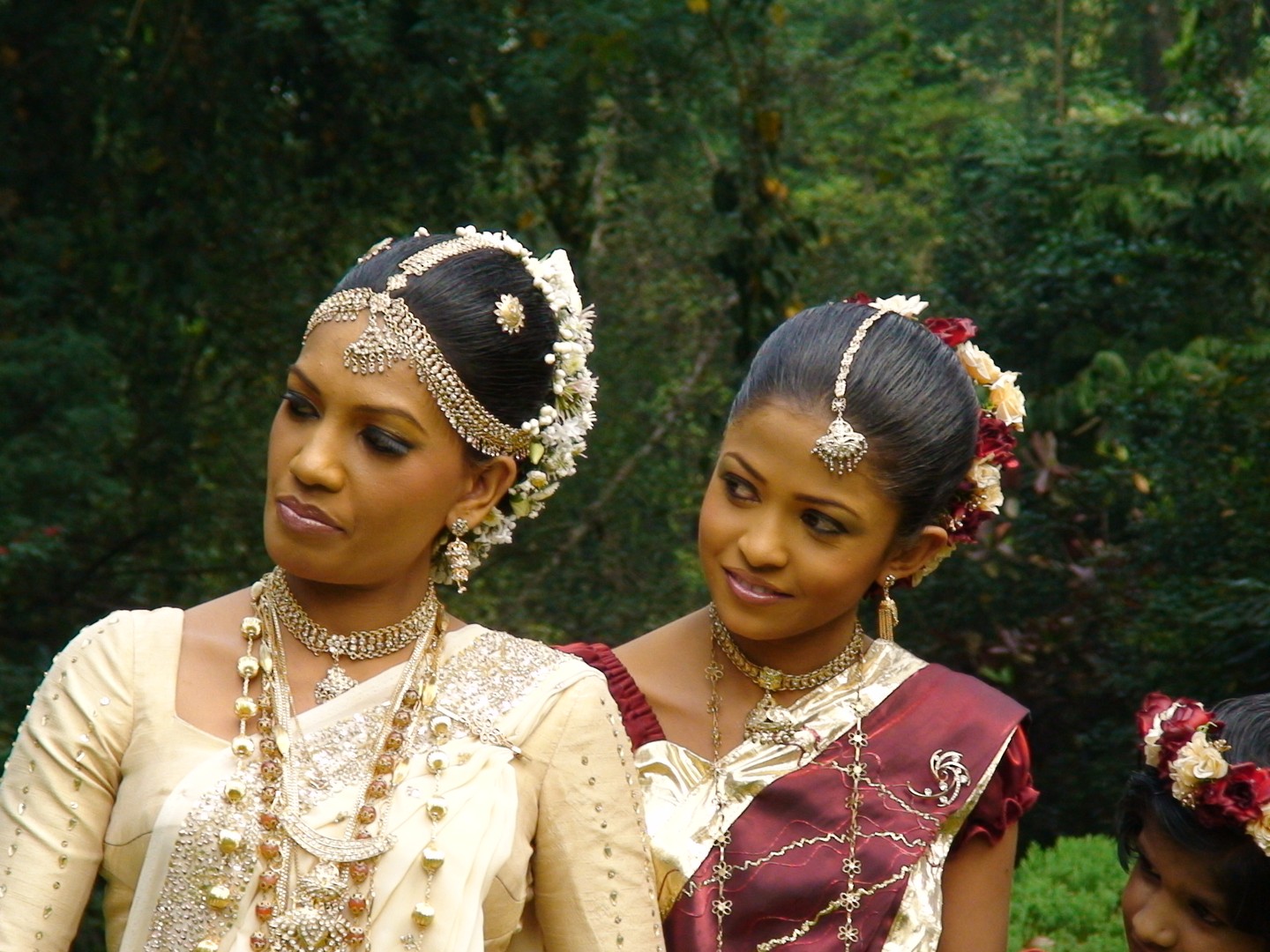 Jeune mariée Sri Lankaise avec sa demoiselle d'honneur